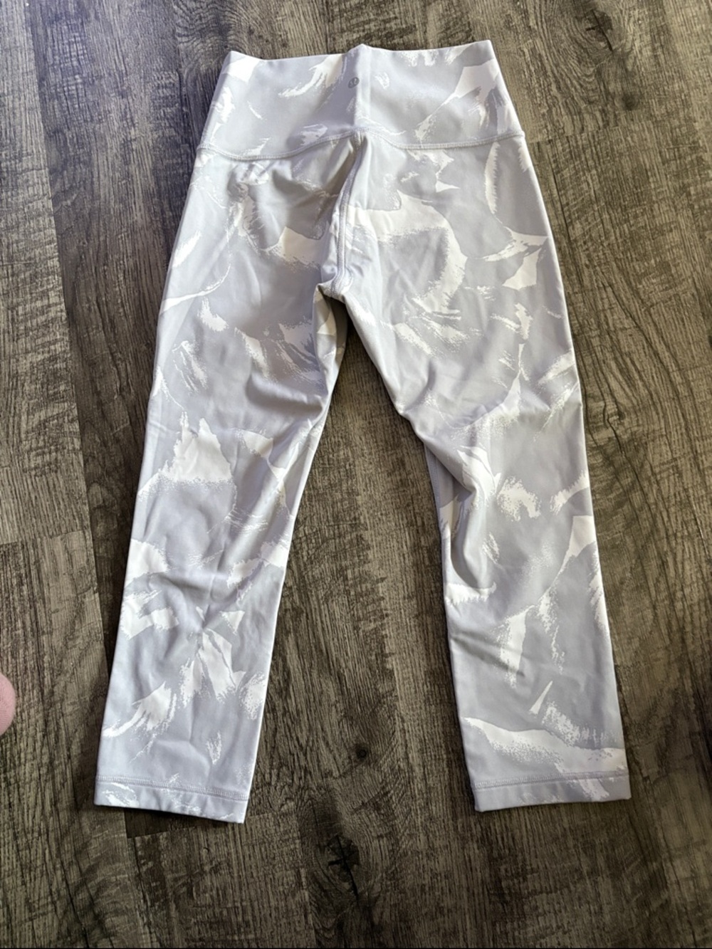 Like New Lululemon Size 6 Cropped Light Gray/White Patterned HR Leggings